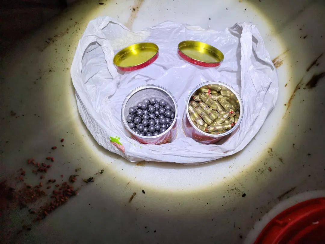 民警在犯罪嫌疑人曾某生家中及鱼塘杂物间内查获改装射钉枪1把,射钉弹