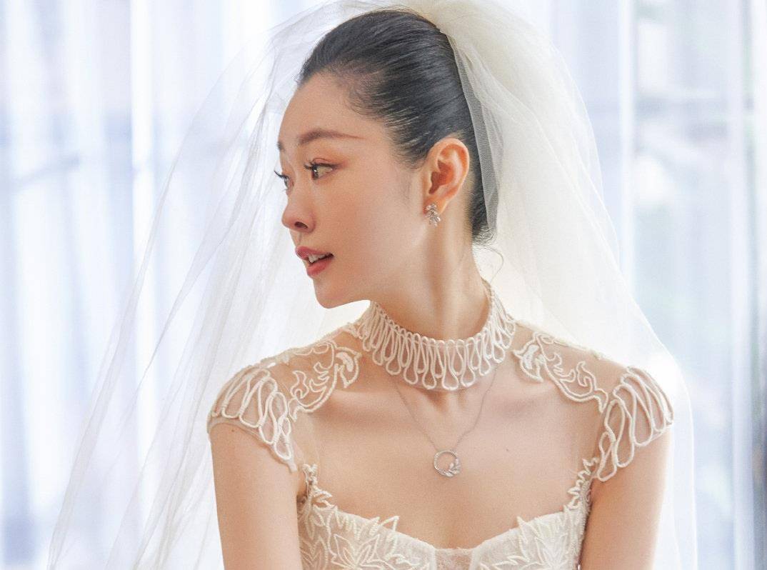 宋轶在"最美表演"的婚纱剧照放出,洋溢着幸福微笑的她美极了_镂空