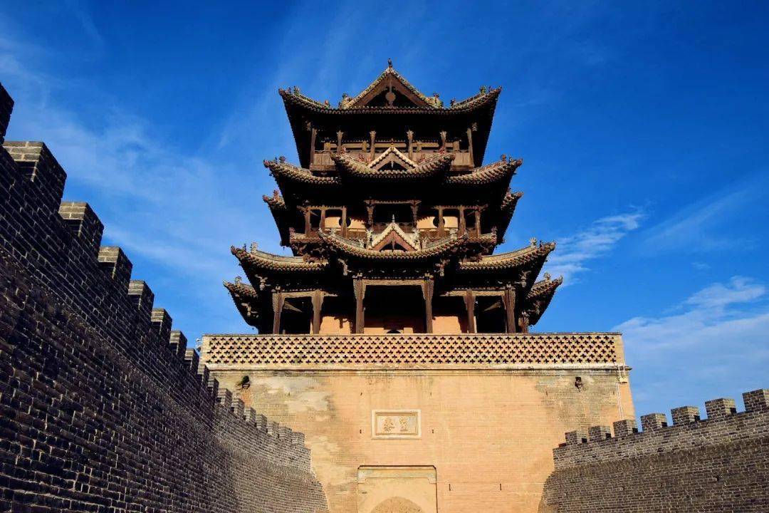 来自马蜂窝用户@jason lin秋风楼上向东匾额为「瞻鲁」,向西匾额为