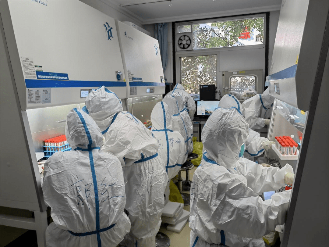 8月24日上午,渝中区两路口某敬老院,重庆市人民医院核酸采样人员正在