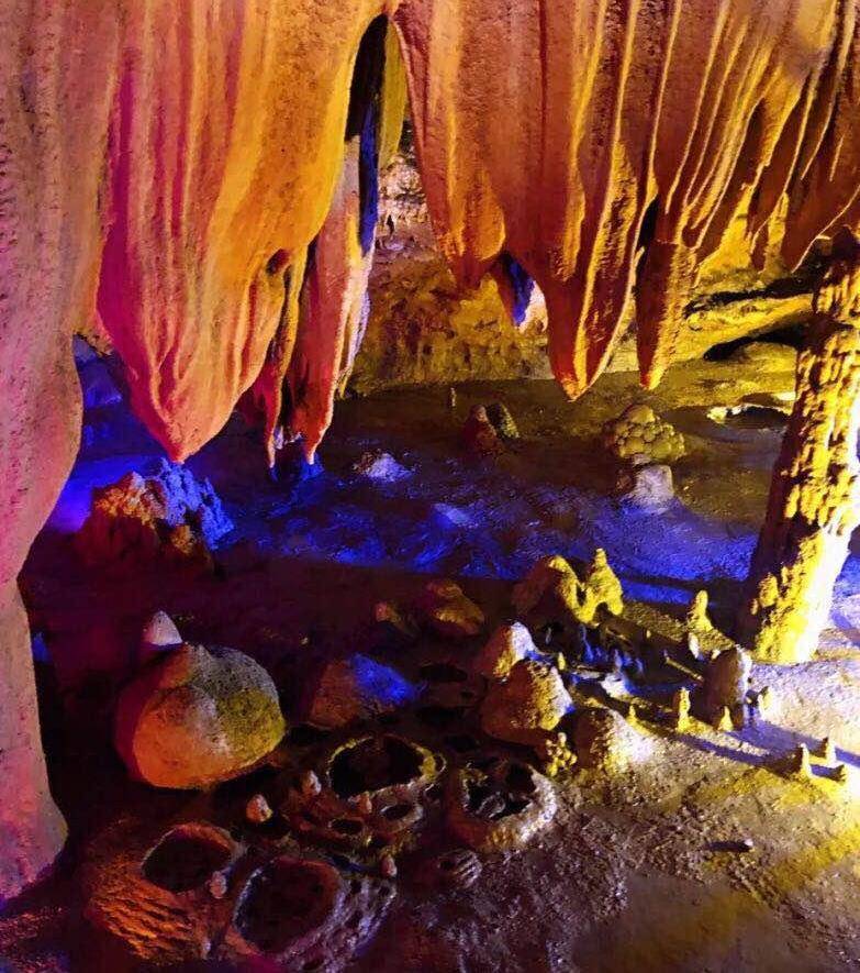 距今两亿年的天然喀斯特，有上百种奇石怪洞，被誉为“人间仙景”