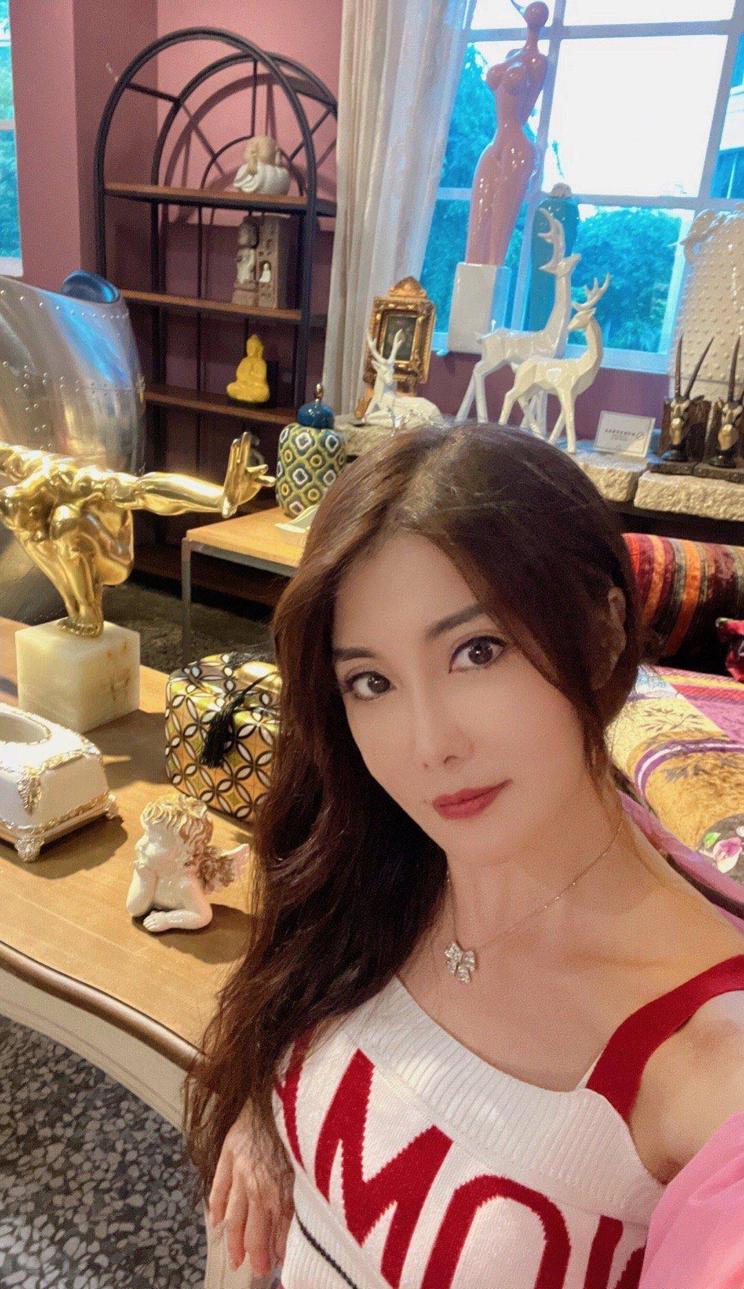 女星杨丽菁发文澄清:自己未结婚;她爱运动,爱看赵立坚的文章_照片