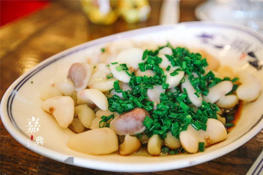 先生随行记南湖菱的吃法很多,直接剥壳食用,吃的是鲜脆甜;用葱油爆炒