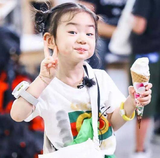 嘟嘴皱眉太可爱了,网友:简直跟戚薇一模一样_李承铉_lucky_表情