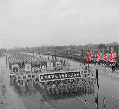 直击1950年代国庆阅兵现场_罗文坊_北京军区_同志