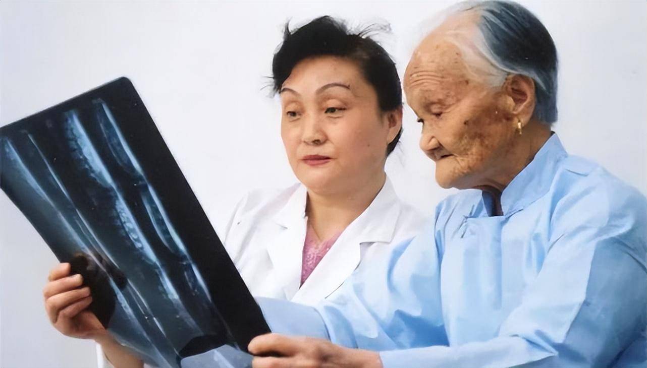 "双桥老太太"罗有明,行医90年的正骨大师,她的一生令人赞佩_治愈_病人