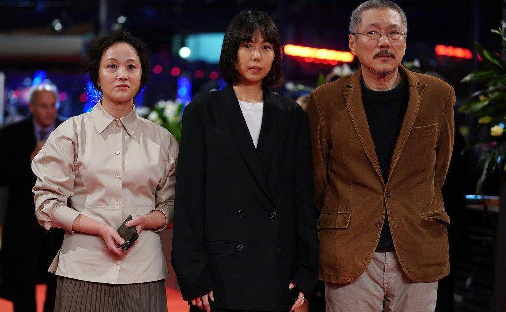 洪尚秀获奖先抱最爱,金敏喜短发西装,和想象中"小三相"不一样_黑色