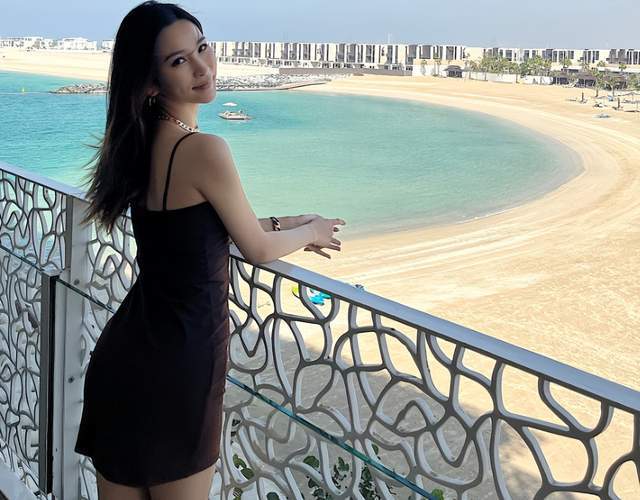 nba真名媛金兜兜晒照片,身材火辣大长腿抢镜,手上名表价值不菲_网友