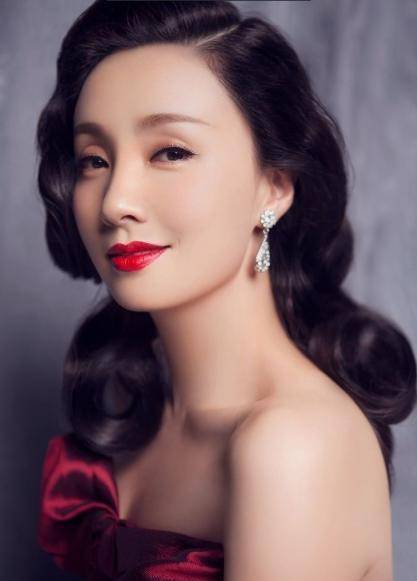 "旺夫"的女人陶红:21岁做演员31岁嫁徐峥,今48岁依然妩媚动人_陶虹