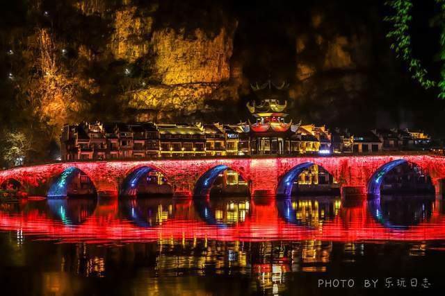贵州这座水上古镇，被誉为“东方威尼斯”，河水蜿蜒夜景超美