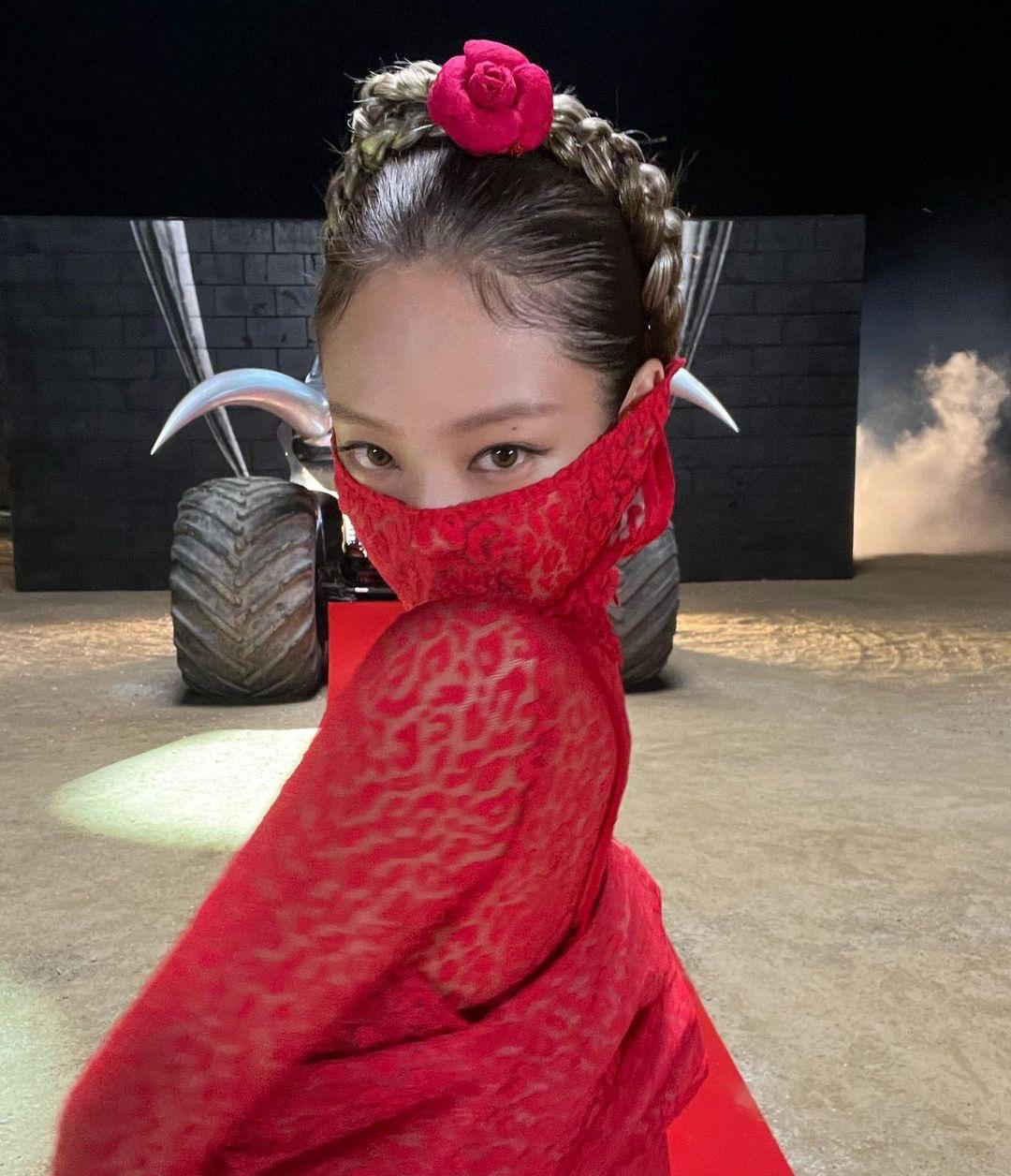 blackpink jennie红纱半遮面