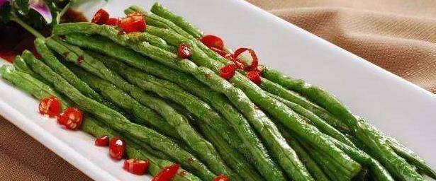 m梅说美食今天给给大家分享的这道菜是: 虎皮豆角 ,· 这道菜的主要