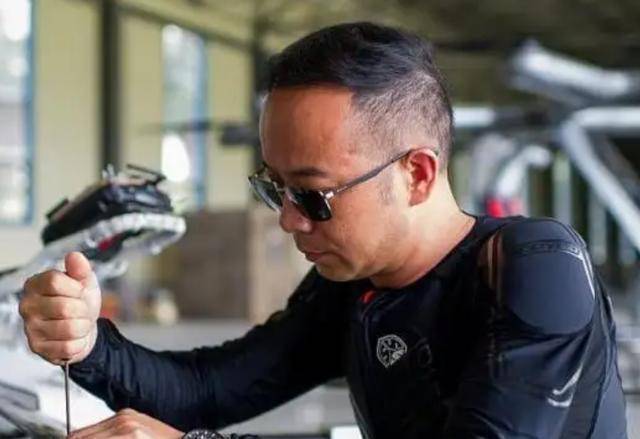 湖南大叔公司倒闭,卖房还债,试飞1564次,终发明"飞行摩托"_赵德力