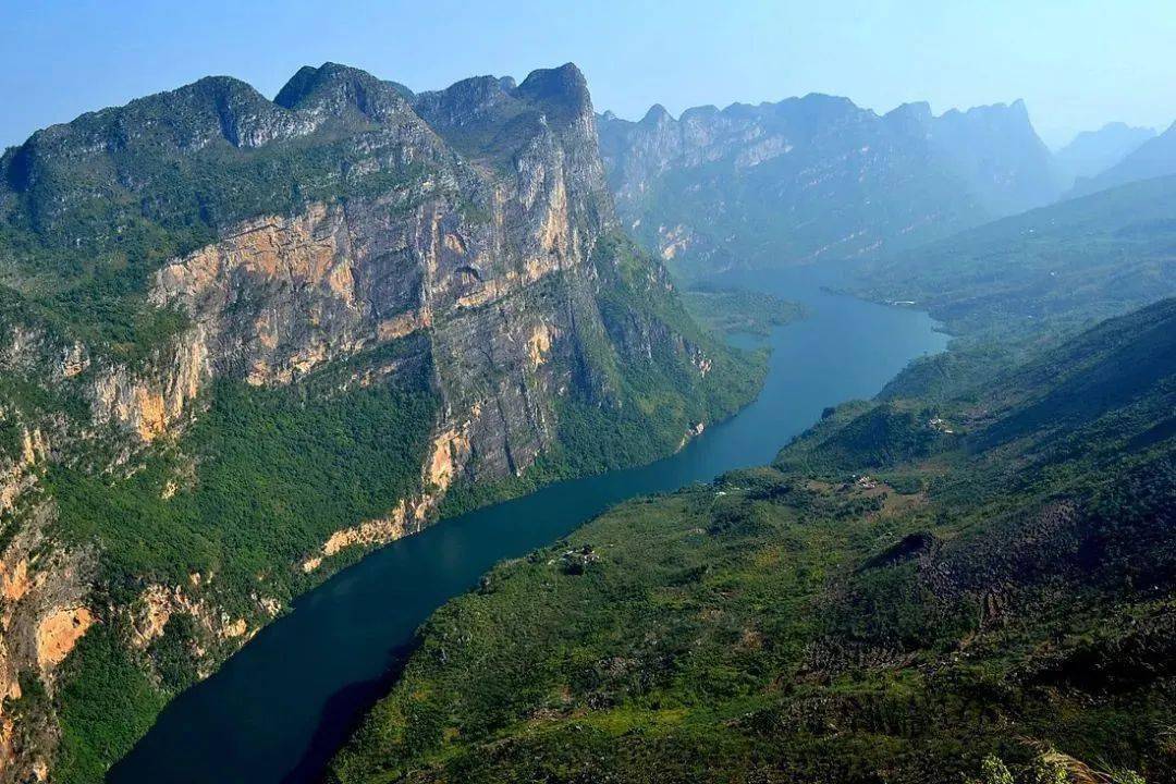 除了可以赏花江大峡谷的风光还可以看到关兴公路北盘江大桥它主跨388m