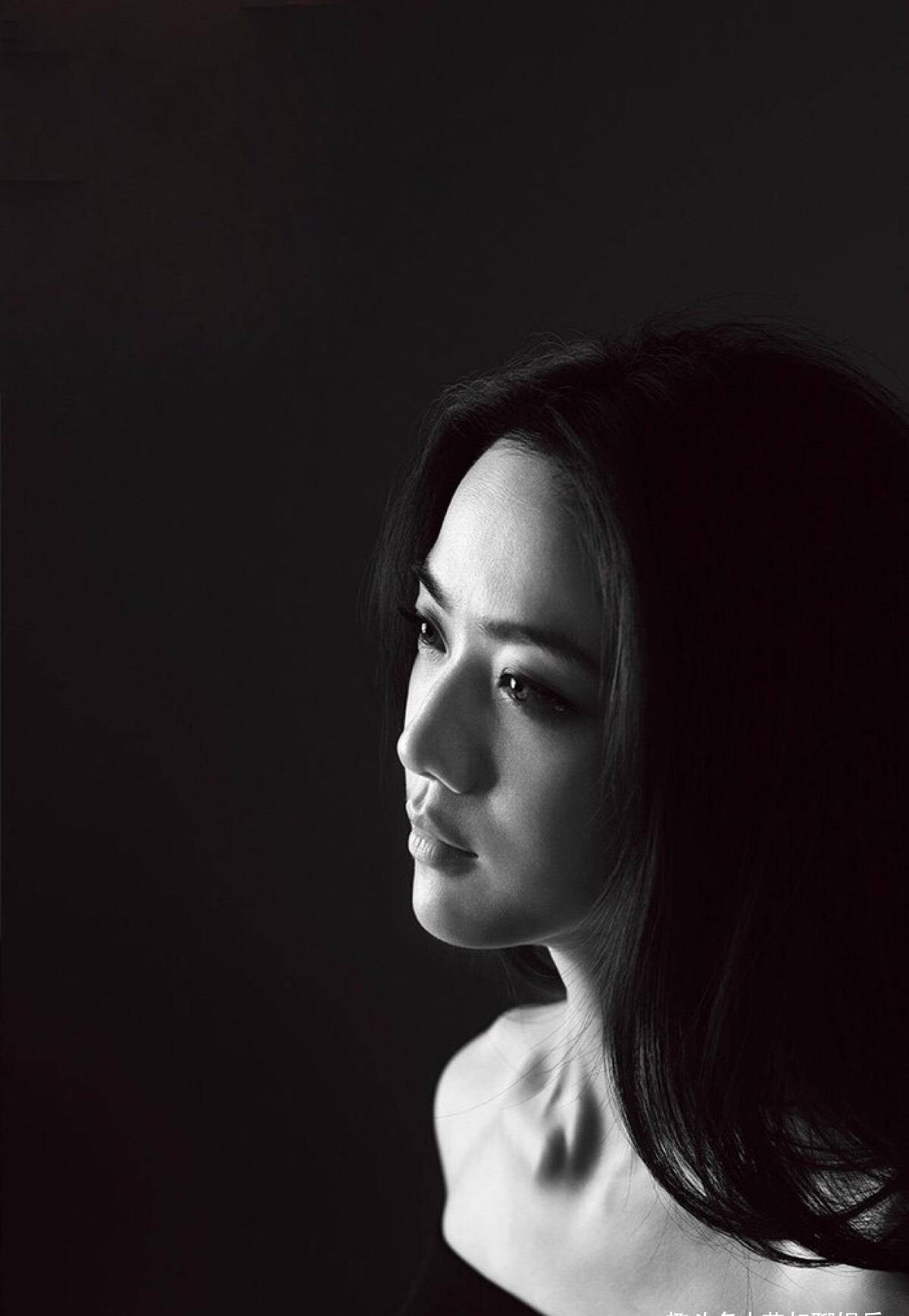 42岁汤唯代言彩妆照释出,长发及腰皮肤光滑,眼神温柔气质沉稳_产出