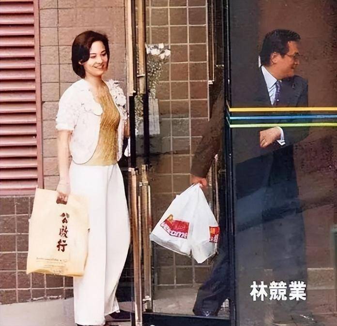 一次林竞业去翁静晶的家里做客,没多久刘家良也来了,他进门没有找到林