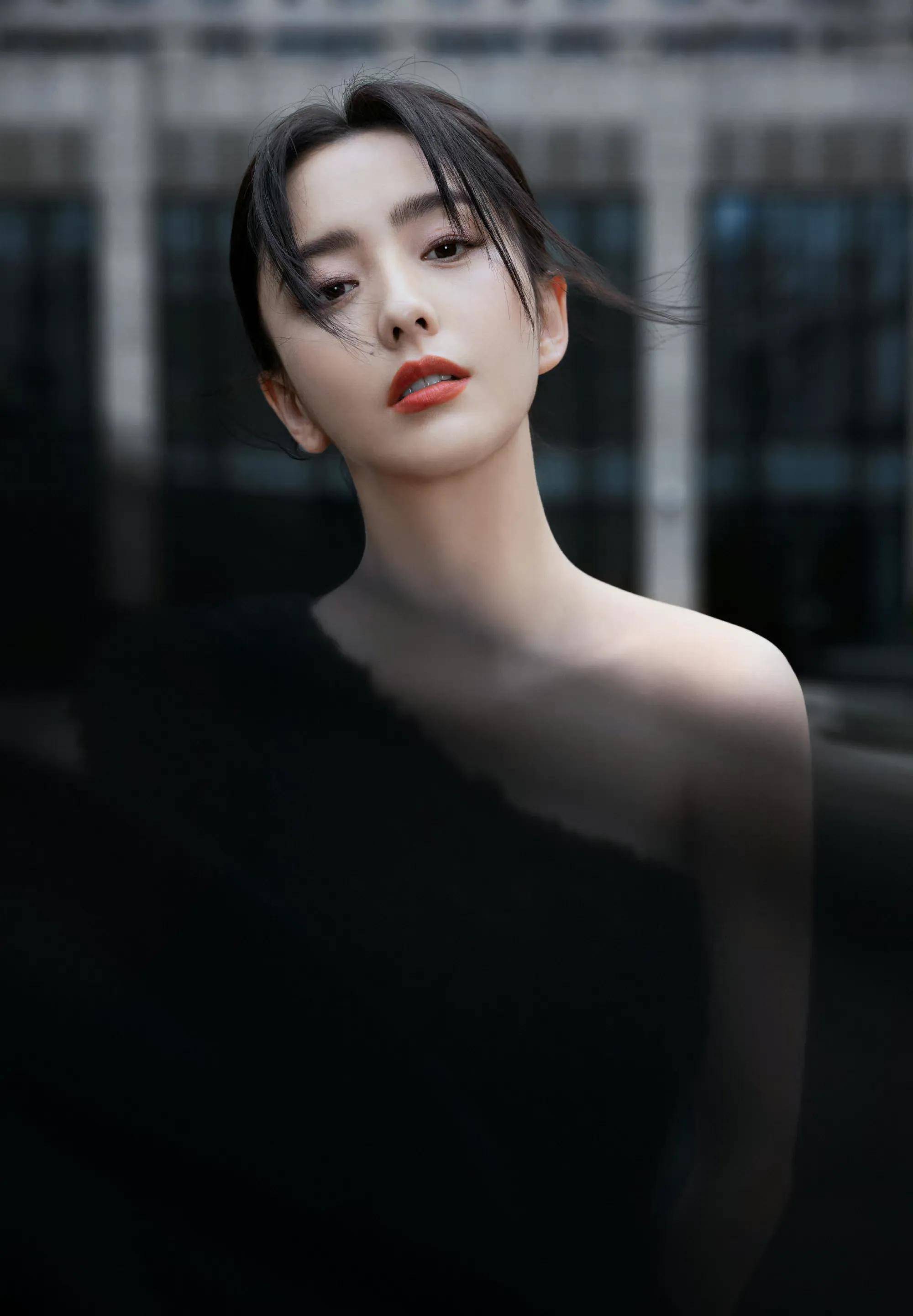 佟丽娅黑色礼服造型,明艳优雅,气场不凡_飞扬_活动_裙摆