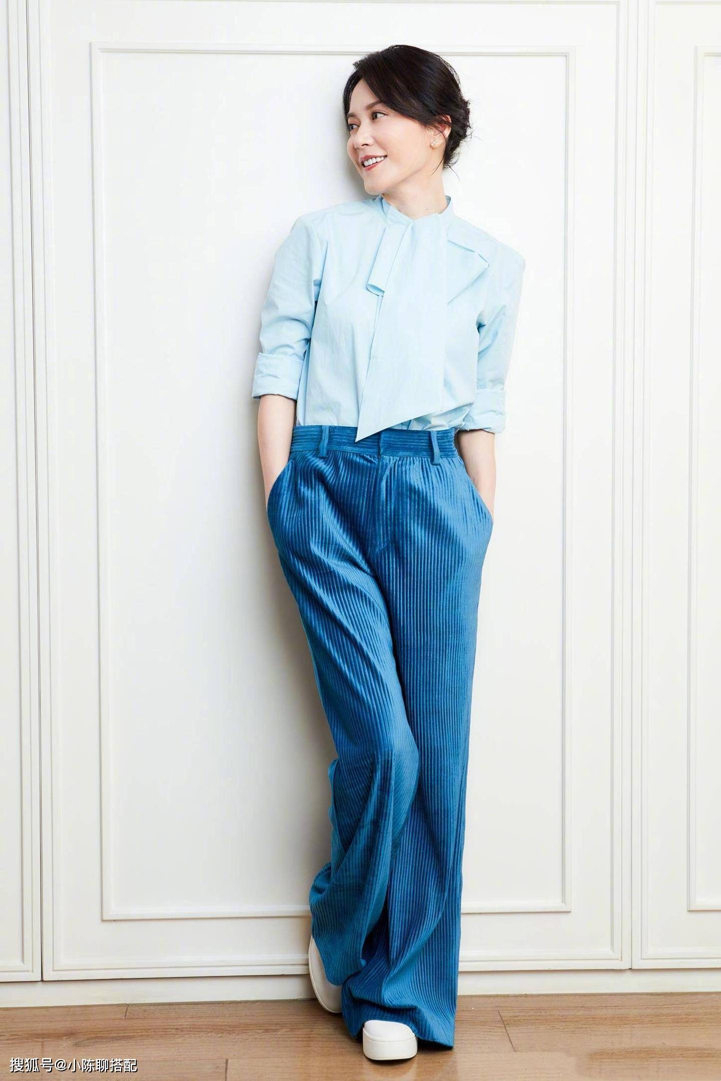 51岁俞飞鸿真是优雅到骨子里,亲自示范蓝色穿搭,知性又高级_色彩_穿着