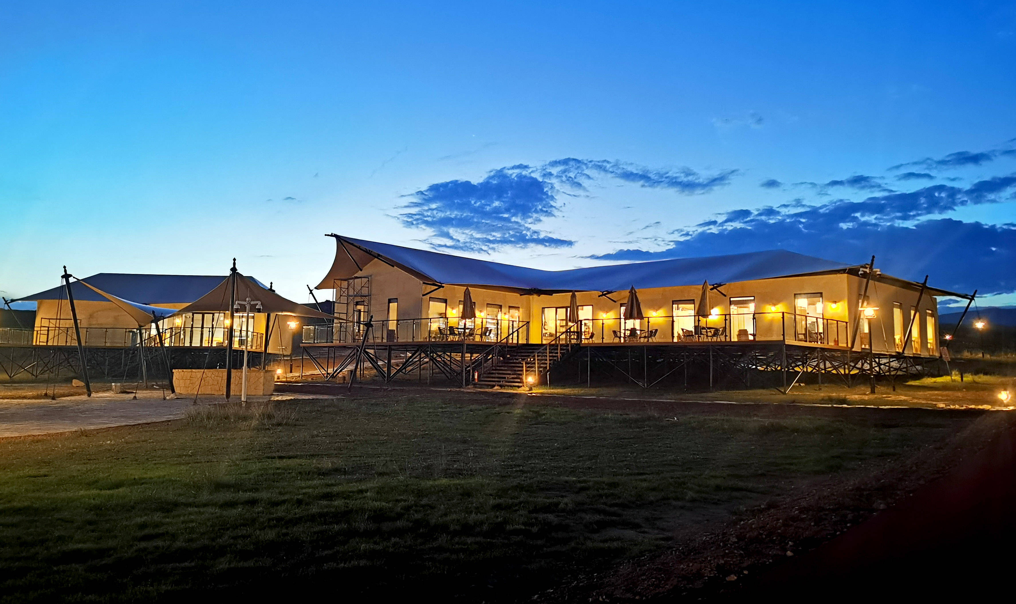 甘加秘境生态营地内帐篷整体为钢结构,采用无毒无害环保材料,有隔热