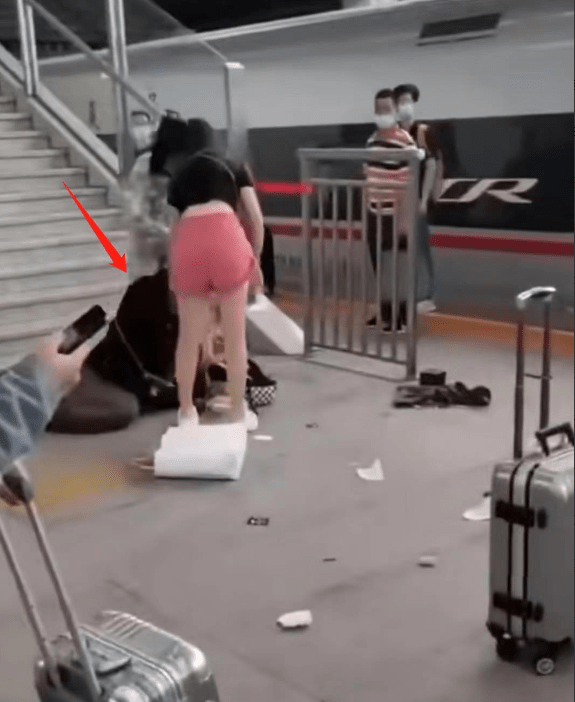 野球帝张照洋高铁站遭群殴,被两名大汉骑在身上,女友惨遭扇耳光