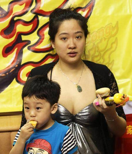 体操女神胡美,与朱芳雨离婚5年,独自养儿,32岁臃肿憔悴像大妈_孩子