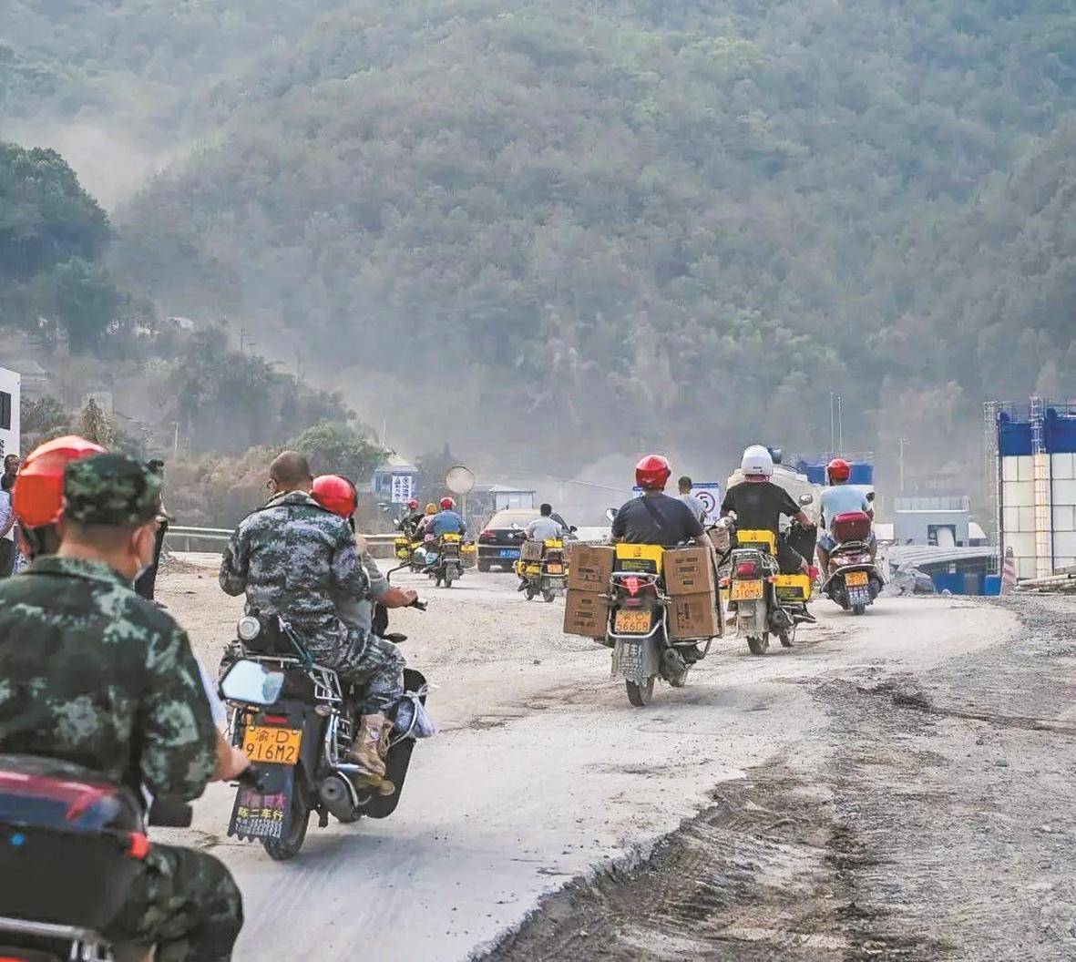车或带人或驮物进山 北碚区宣传部供图□楚天都市报极目新闻记者 刘毅