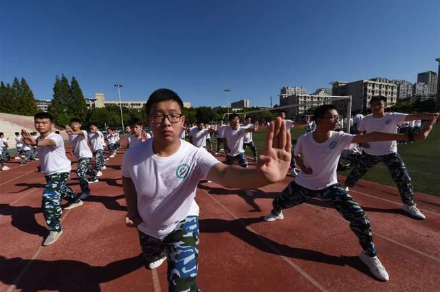 盐城中学军训图片