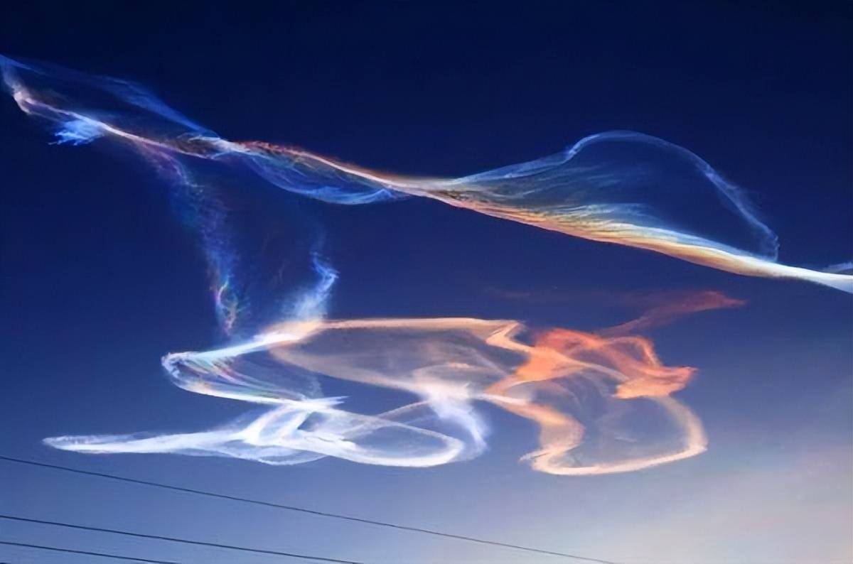 飞机为什么会在空中留下拖尾?那些白烟是什么?_航迹云_水汽_现象