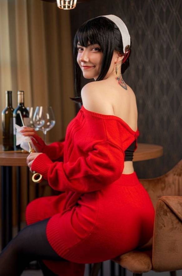 俄妹cos《间谍过家家》居家版约尔 红衣黑丝倍感诱惑_carrykey_俄罗斯