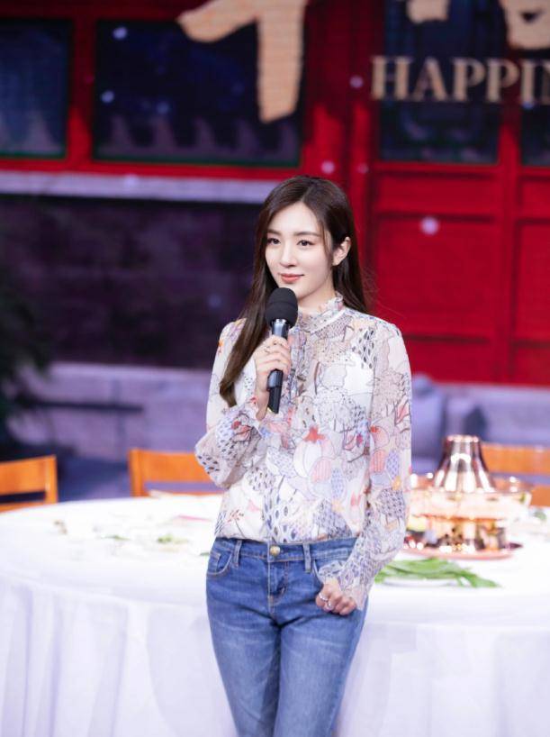 王晓晨辟谣与胡歌恋情,穿上泡泡袖牛仔连衣裤,江疏影都比不上_时尚