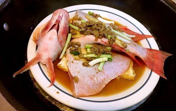 在家也可以无烟烧烤-青葱梅花肉串&普宁豆酱油豆腐清蒸鱼_豆酱_豆香