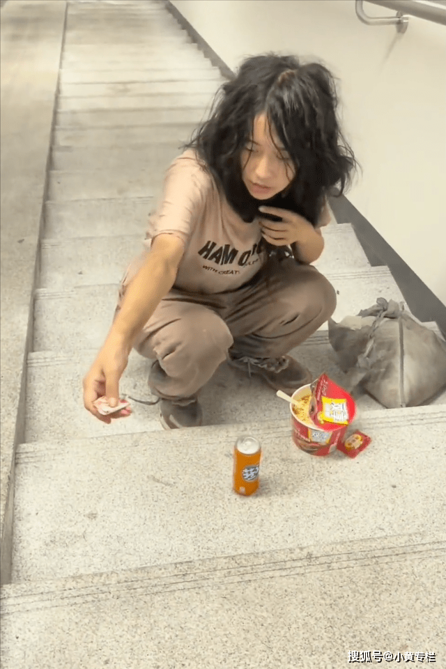 回顾:漂亮女孩流浪街头,衣衫褴褛,不愿回家不愿接受路人施舍_流浪女