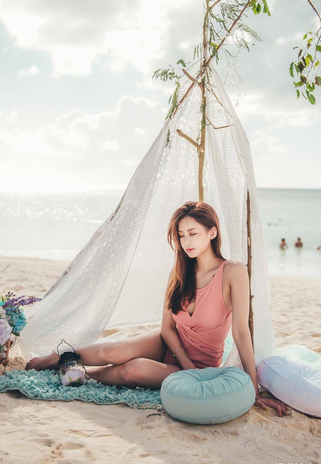 连体泳衣,其实如果仔细看的话,还是能够感受到小姐姐所散发出来的时尚