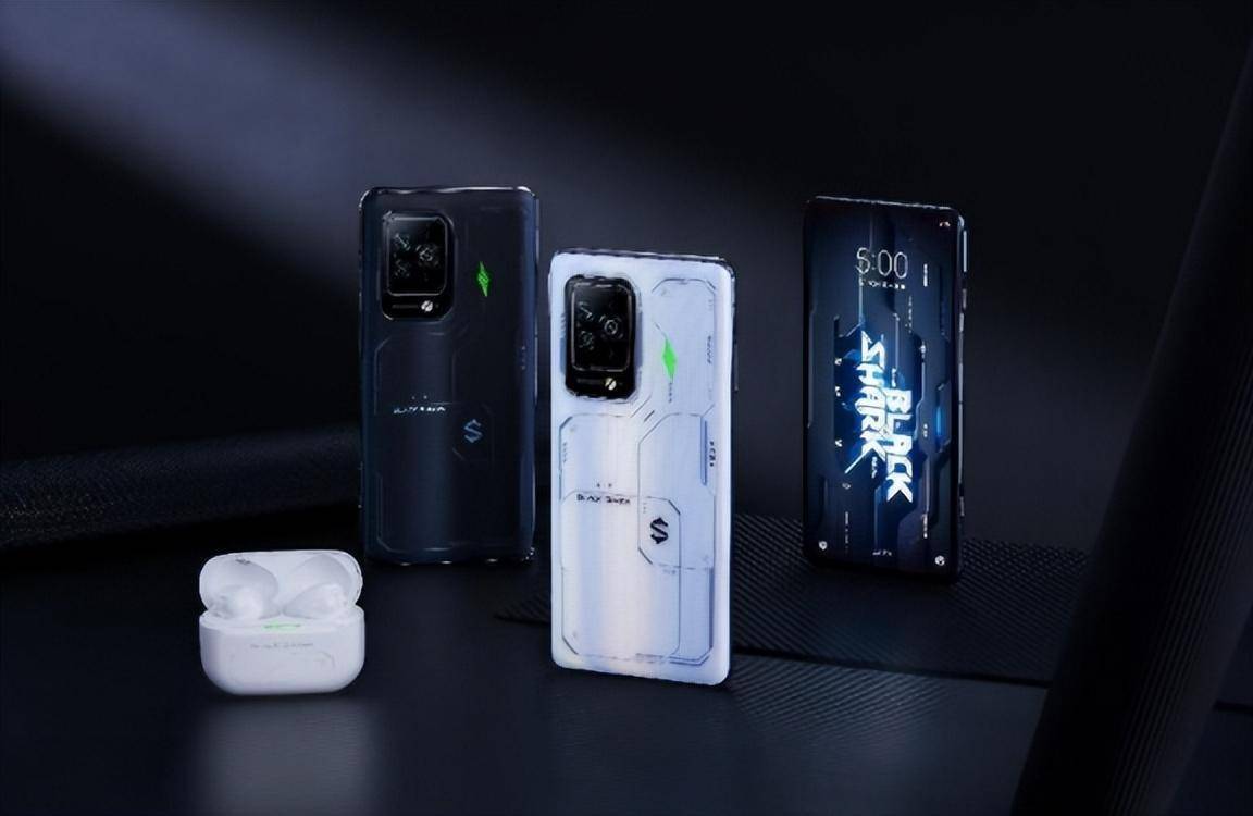 在日常使用体验方面,黑鲨5 pro拥有120w超级闪充,同时配备有一块4650