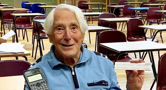 英国92岁老人为锻炼大脑 参加普通中等教育考试