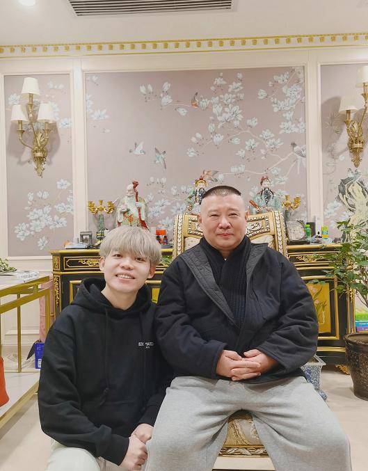 郭德纲:庆生阵势大,49岁生日当天徒弟徒孙们齐刷刷送祝福表孝心_师父