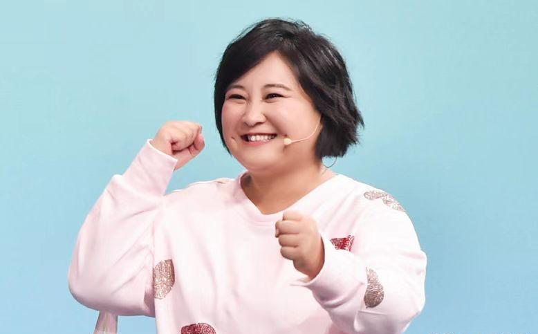 不拍戏却忙于助农直播,身材发福撞脸贾玲_谢去杉_上杉_小时候