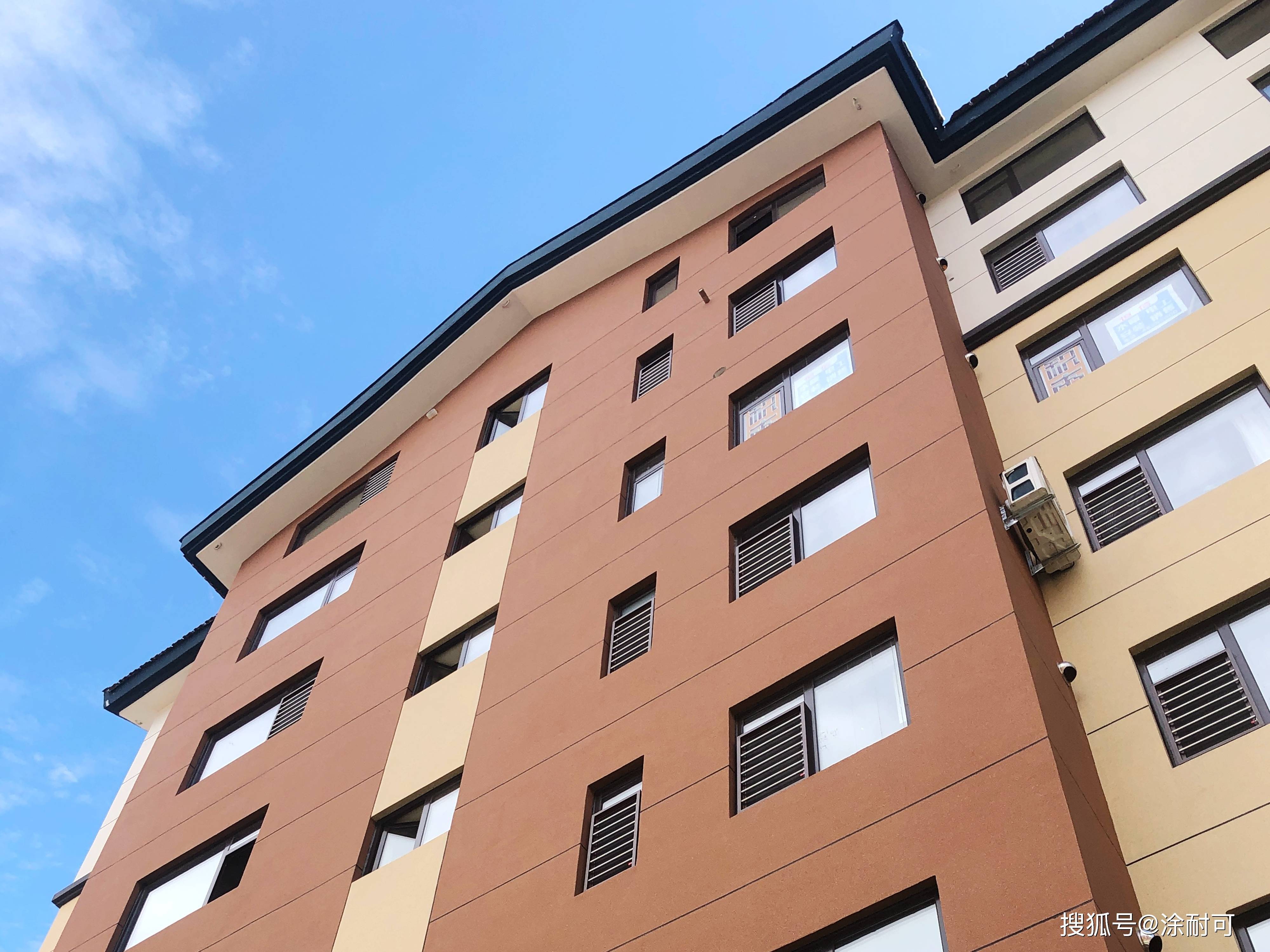 住宅项目涂耐可晶彩石外立面,满足小县城好项目好产品的消费升级需求.