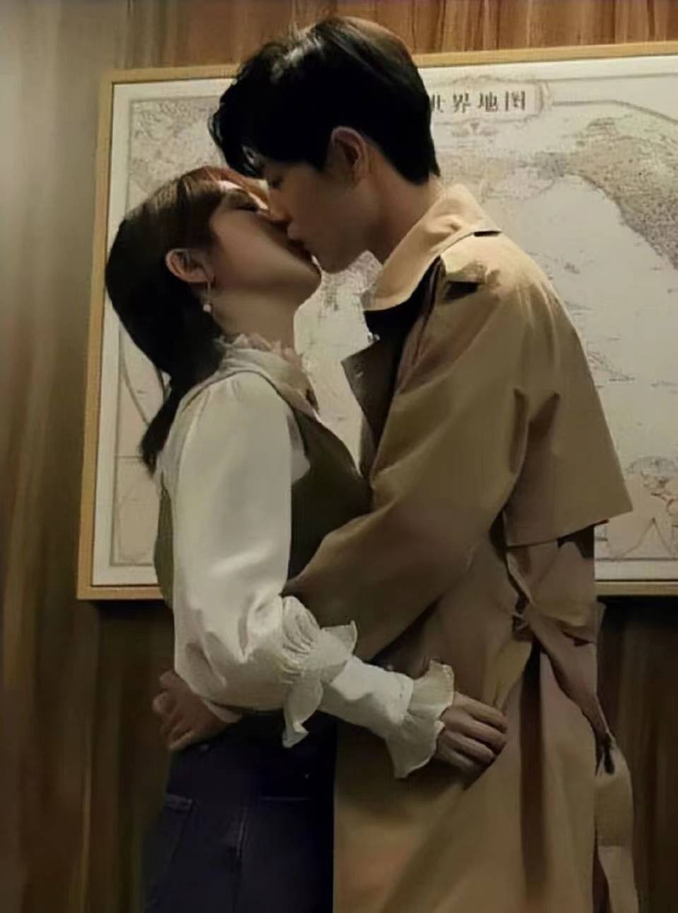 杨紫主动晒与肖战亲密合照,究竟是否恋爱?他们只是朋友你信吗?