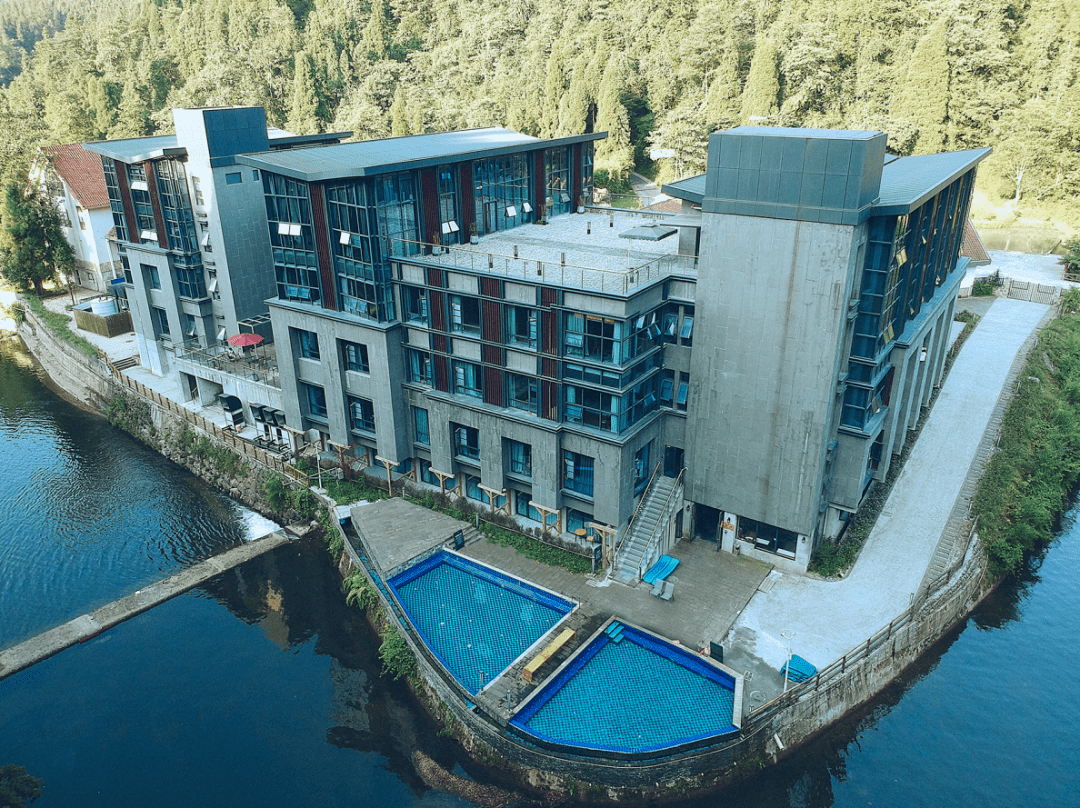 酒店地处龙苍沟景区入口处【龙苍沟宽山隐庐温泉度假酒店】这才是生