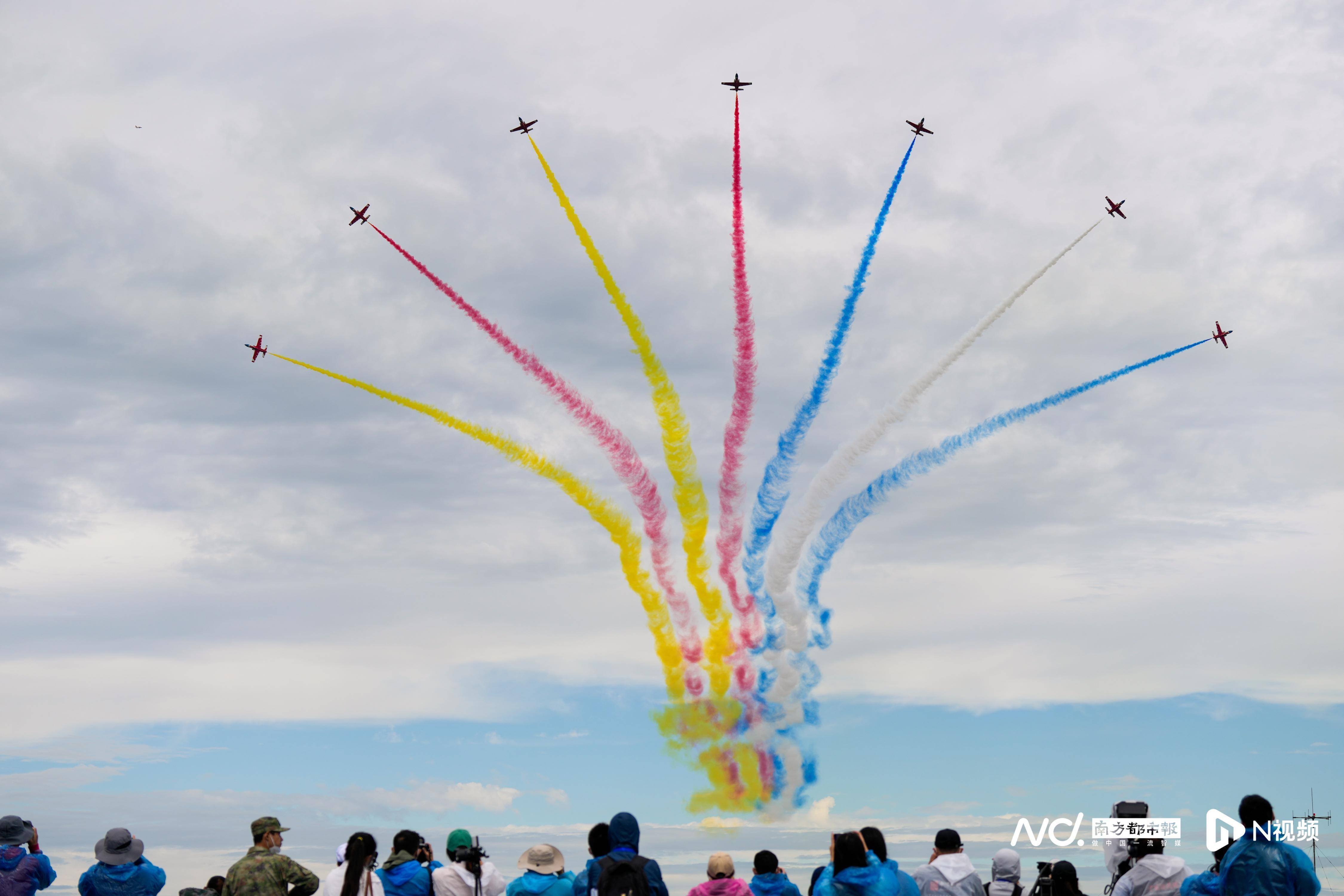 中国空军"20系列"战机集体亮相_歼-20亮相航空展 空中大炫特技_进行