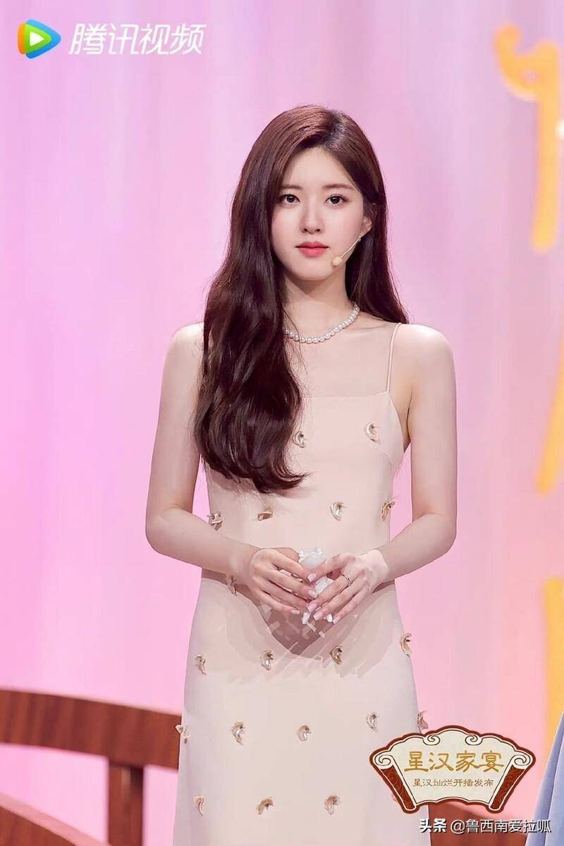 经典剧照中,赵露思穿着十分清新的古装,搭配粉色腰封,营造温柔贤淑的