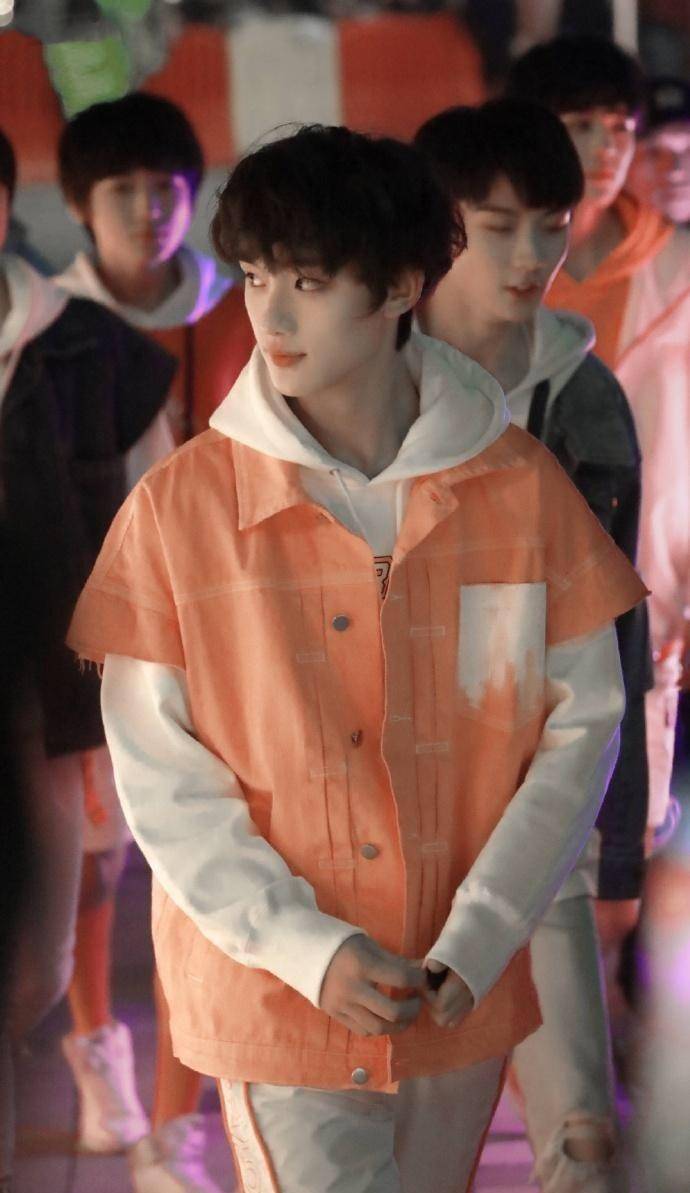 时代少年团丁程鑫,因颜值出圈,被人品圈粉,又爱上他的衣品_运动_感觉