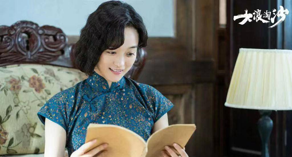 何泓姗气质真好,穿旗袍美的动人一点不像34岁,不愧是"小周迅"