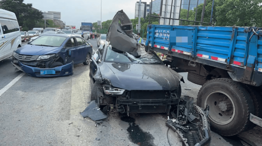 嘉興慘烈車禍!奧迪a7被大貨車剃頭!車主卡在車內 消防救出時滿身是血!