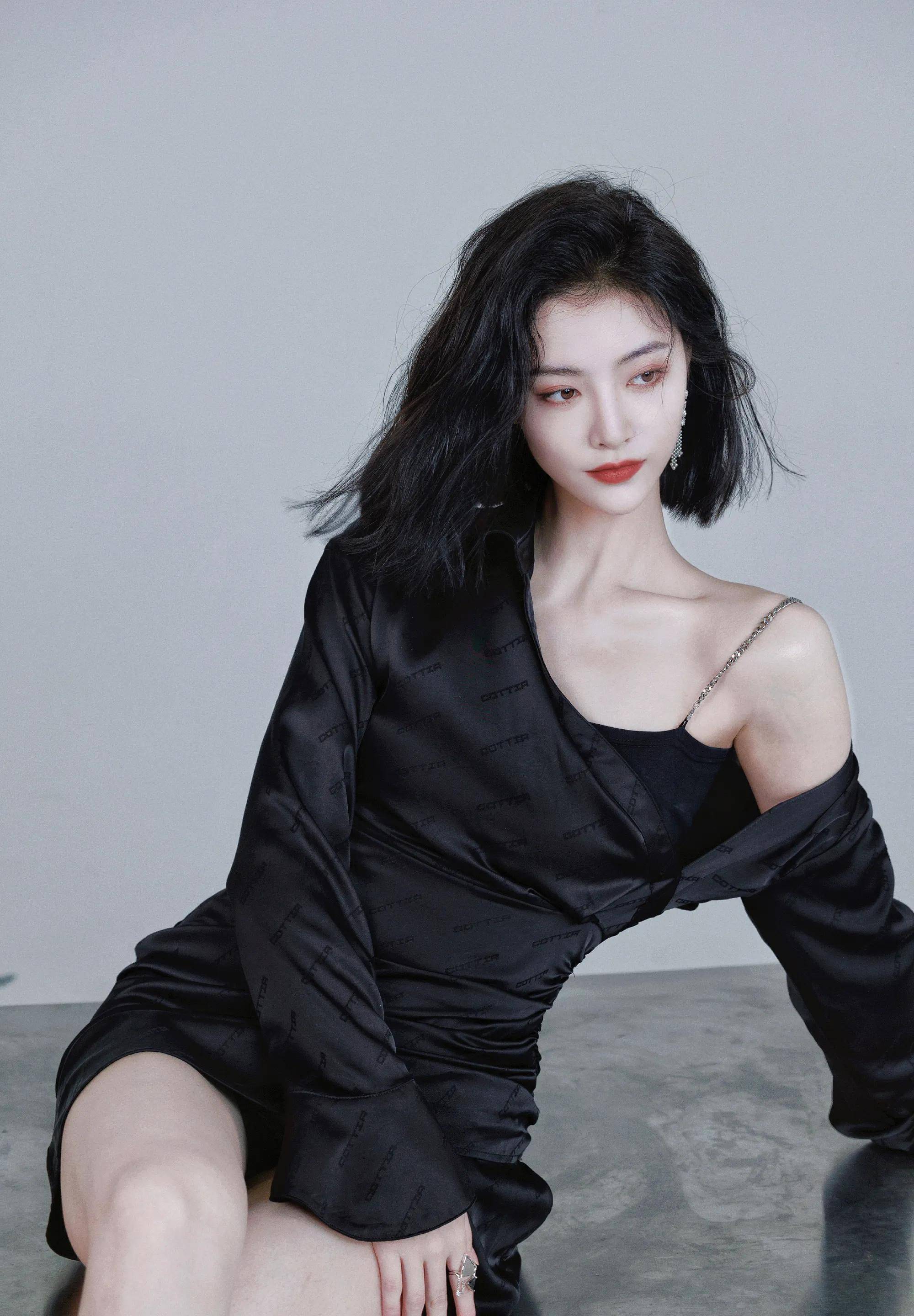 许佳琪27岁生日写真,在高冷酷飒御姐和清新元气学姐中切换自如_实力派