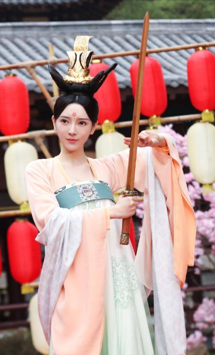 《青青子衿》"闻人姝"雨婷儿美图分享,感觉她比女主还漂亮!