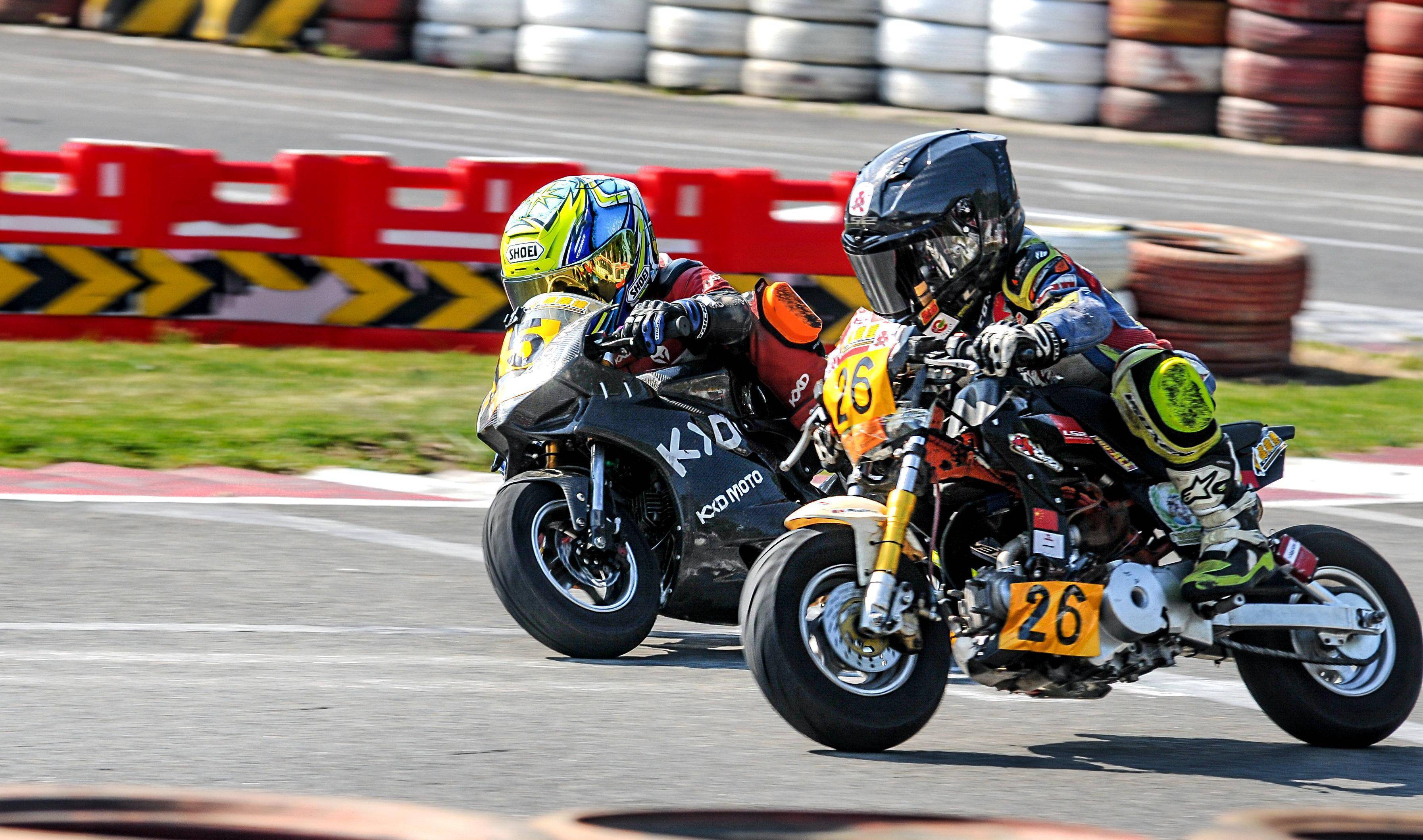 来自kxdmoto田径学院的17名年轻车手,以及凯越儿童公路车