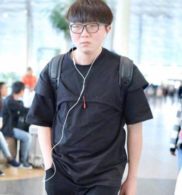 毛不易堪称"整容"式减肥,瘦成华晨宇,用手遮嘴的动作也太像了_身材