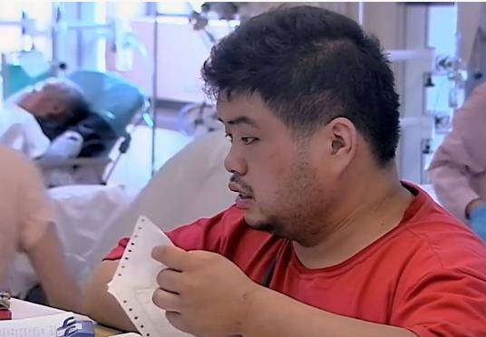 父亲病危没钱治疗,儿子无奈四处借钱,归来时父亲却没了_肖斌_病情_肖